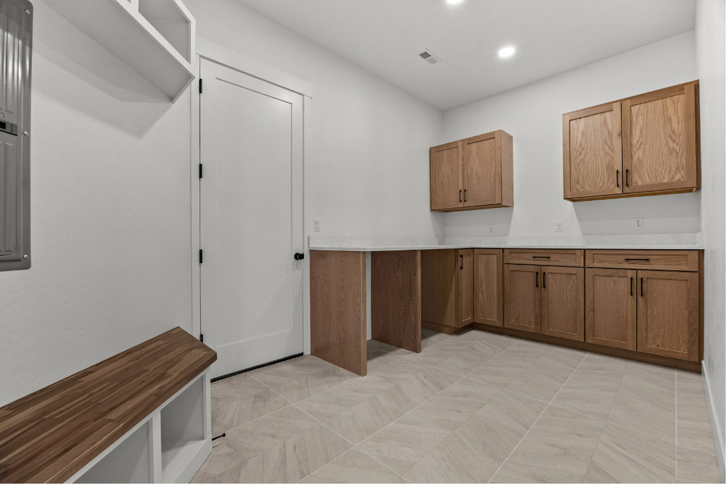 692 Claymore Ct mudroom and laundry