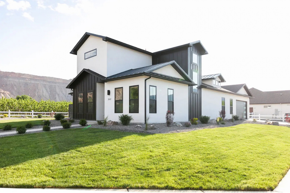 3642 White Lily Ave exterior side view