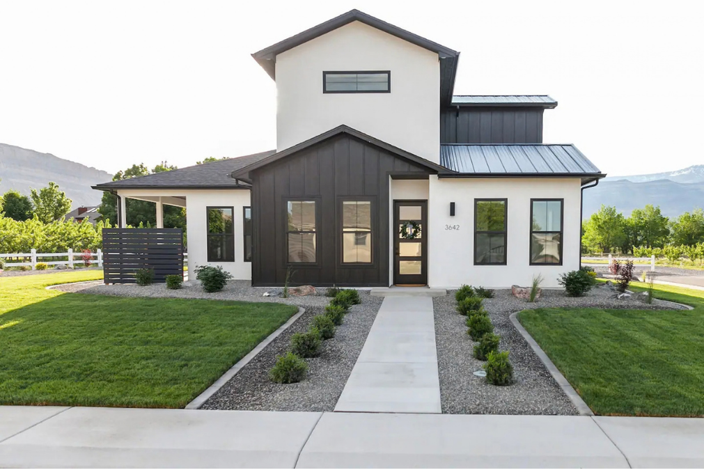 3642 White Lily Ave exterior front view